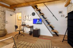 un salon avec un escalier et un bureau dans l'établissement Apartments & Rooms Tiramola - Old Town, à Trogir