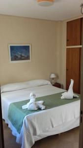 Un dormitorio con una cama con toallas. en Alto Rio Hondo, en Termas de Río Hondo