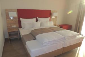 Ein Bett oder Betten in einem Zimmer der Unterkunft Hotel-Gasthof Neue Post
