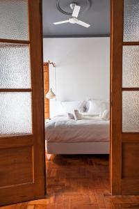 a bedroom with a bed and a ceiling fan at Lemon Tree Stay in Faro