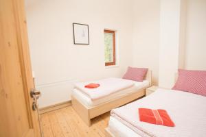 Posteľ alebo postele v izbe v ubytovaní Chalet Harrachov & Wellness Grotta Spa free
