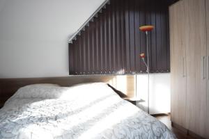 سرير أو أسرّة في غرفة في Vila Premijer Divčibare
