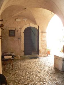 an empty hallway with an archway in a building at Residence Il Palazzo in Santo Stefano di Sessanio