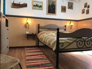 Tempat tidur dalam kamar di Coliba Vanatorilor
