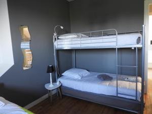 ÉcommoyにあるBellevueのベッドルーム1室(二段ベッド2組、ランプ付)