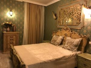 una camera da letto con un letto grande in una stanza di Old Tbilisi Gate a Tbilisi City