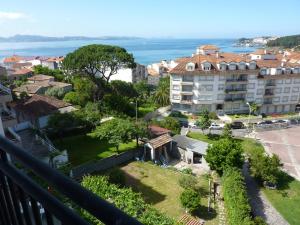 uma vista a partir da varanda de um edifício em Hotel La Terraza em Sanxenxo