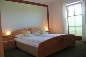 um quarto com uma cama grande e uma janela em Haus Meissnitzer em Fuschl am See