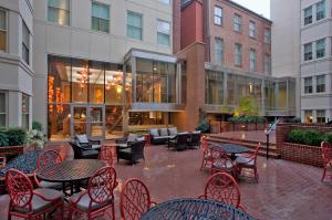 un patio al aire libre con mesas, sillas y edificios en Morrison Clark Inn Washington DC Convention Center, en Washington