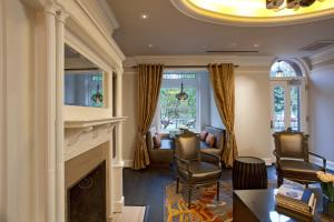 ワシントンにあるMorrison Clark Inn Washington DC Convention Centerのリビングルーム(暖炉、ソファ付)
