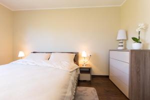 Postel nebo postele na pokoji v ubytování Deluxe Sea View Apartment Mate Balote