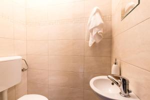 Koupelna v ubytování Deluxe Sea View Apartment Mate Balote
