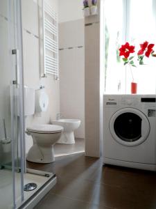 a bathroom with a toilet and a washing machine at Apartment Nice Venice in Mestre