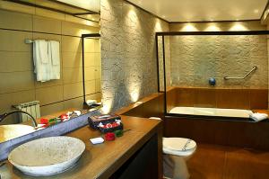 
a bathroom with a sink, toilet, and bathtub at Hotel Palacio de Sal in Colchani
