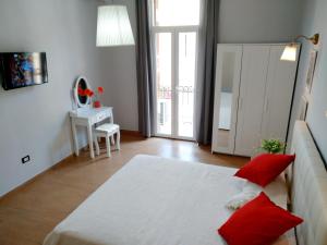 ein Schlafzimmer mit einem Bett mit roten Kissen darauf in der Unterkunft Apartment Nice Venice in Mestre