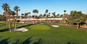 una vista sul soffitto di un campo da golf con palme di The Wigwam a Litchfield Park