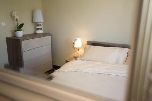 Postel nebo postele na pokoji v ubytování Deluxe Sea View Apartment Mate Balote