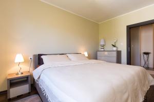 Postel nebo postele na pokoji v ubytování Deluxe Sea View Apartment Mate Balote