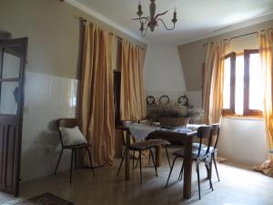 a dining room with a table and chairs at Casa Elvira in Baratili San Pietro