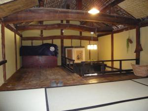 紀美野町にある北峯山 杌庵のベッドとテーブル付きの広い客室です。