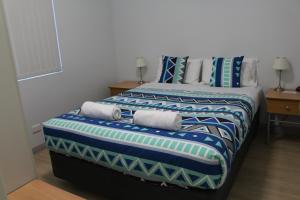 Mandurah Ocean Marina Chalets tesisinde bir odada yatak veya yataklar