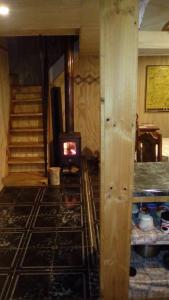 Pokój z piecem opalanym drewnem w pokoju w obiekcie Hospedaje Los Calafates w mieście Ancud