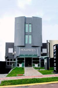 a building with a holisher sign on it at Hollyster Hotel in Curitiba