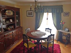 comedor con mesa, sillas y ventana en A Casa da Avó Leonor, en Idanha-a-Nova