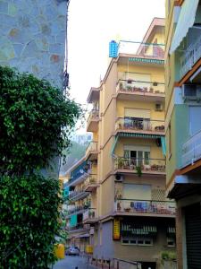 een hoog gebouw met balkons in een stadsstraat bij Rooms B&B Albergo Riviera in Maiori