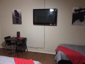Zimmer mit einem Flachbild-TV an der Wand in der Unterkunft Edward River Hotel in Deniliquin