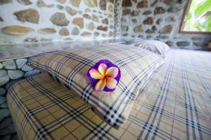 コー・チャン・ラノーンにあるRattana Bungalow Koh Changの紫の花の枕 +30枚の写真