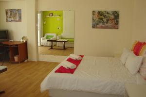מיטה או מיטות בחדר ב-Guest Rooms Colours
