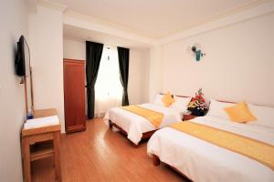 Postel nebo postele na pokoji v ubytování Phu Tho Da Lat Hotel