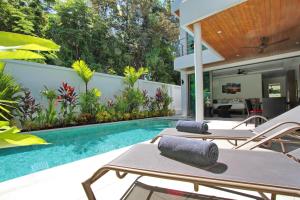 Piscine de l'établissement Ya Nui Beach Villas ou située à proximité