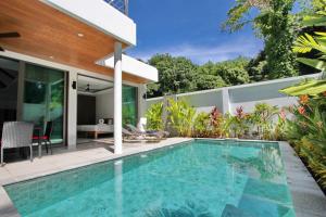 Piscine de l'établissement Ya Nui Beach Villas ou située à proximité