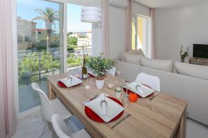 un soggiorno con tavolo da pranzo e sedie di Villa Garden a Kaštela (Castelli)