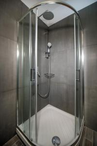 y baño con ducha y mampara de cristal. en Panorama Studios, en Ierissos