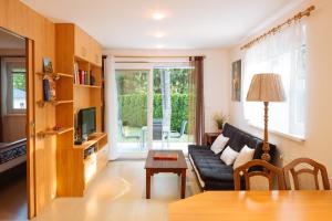 una sala de estar con un sofá y una mesa en Apartments Patricia, en Bled