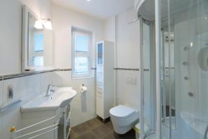 Un baño con inodoro, lavabo y ducha. en Apartments Patricia, en Bled 19 fotos más