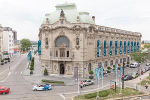 ベオグラードにあるApartment Savamala 59の前方の車の街路の古い建物