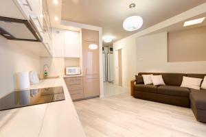 salon z kanapą i kuchnią w obiekcie Apartment Royal III w mieście Białystok