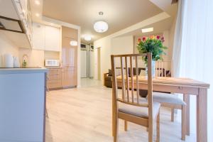 kuchnia i jadalnia ze stołem i krzesłami w obiekcie Apartment Royal III w mieście Białystok