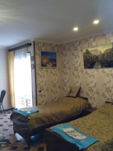 ein Hotelzimmer mit 2 Betten und einem Fenster in der Unterkunft Dadu's Apartment in Tbilisi City