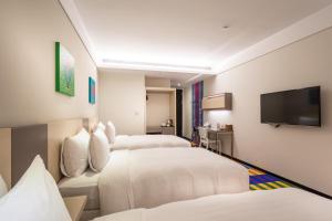 TV a/nebo společenská místnost v ubytování Green World Hotel - Zhonghua