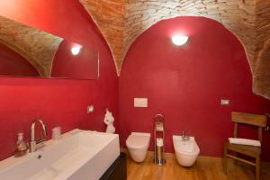 Ett badrum på Relais Palazzo Paleologi Sec.XIV
