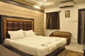 Una cama o camas en una habitación de Hotel Esteem