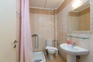 Et badeværelse på Yiannis Apartments