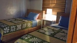 查蘭卡諾亞的住宿－李的舒適之家公寓，小房间设有两张床和一张桌子