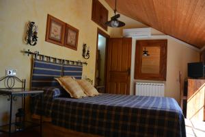 カソルラにあるLa Orospedaのベッドルーム1室(青いプライドの毛布付きのベッド1台付)