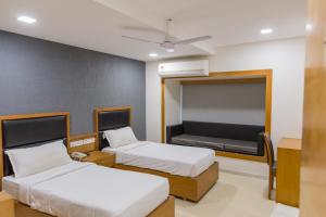 Un pat sau paturi într-o cameră la Ginger Ahmedabad, Satellite